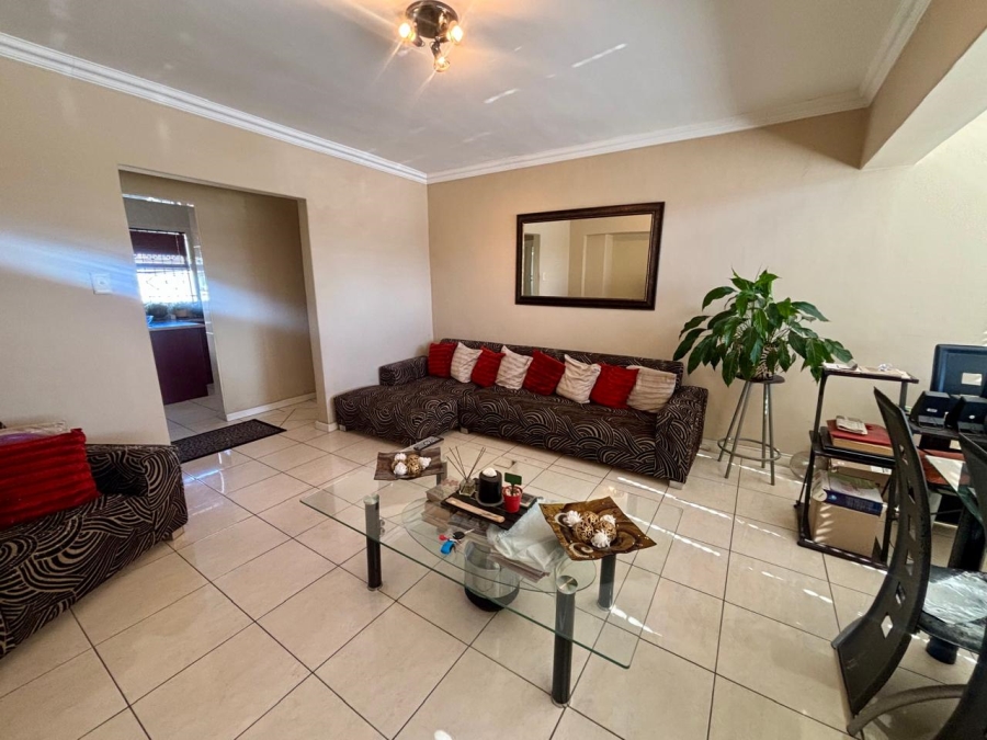 2 Bedroom Property for Sale in Goodwood Central Western Cape